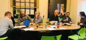 Gecontreerd aan de slag in een Socratisch gesprek Deelnemers aan een Socratisch gesprek delen ervaringen om tot dieper inzicht te komen